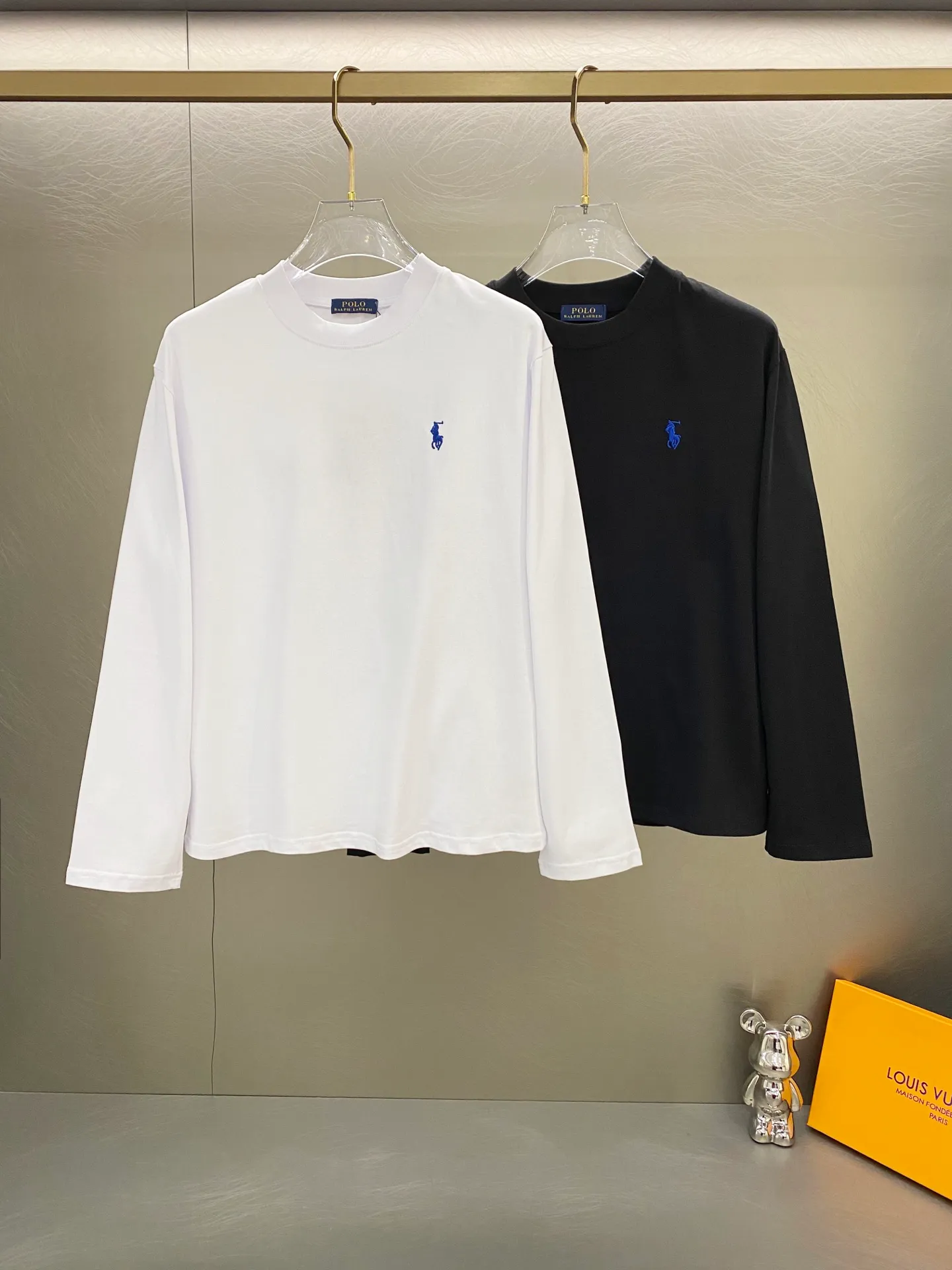 P230 Ralph Lauren new model is on the market 25ss 350G heavy washed frayed high-end embroidered long sleeves with small logo on the front and cut patch embroidery on the back for couples. A high-end simple style that you will never get tired of. Pocket patch embroidery simple style, high-end temperament wear, perfect detail processing 💯 The classic logo logo on the upper body is super good-looking. Fabric: 300g Version: Loose T-shirt Color: Black White